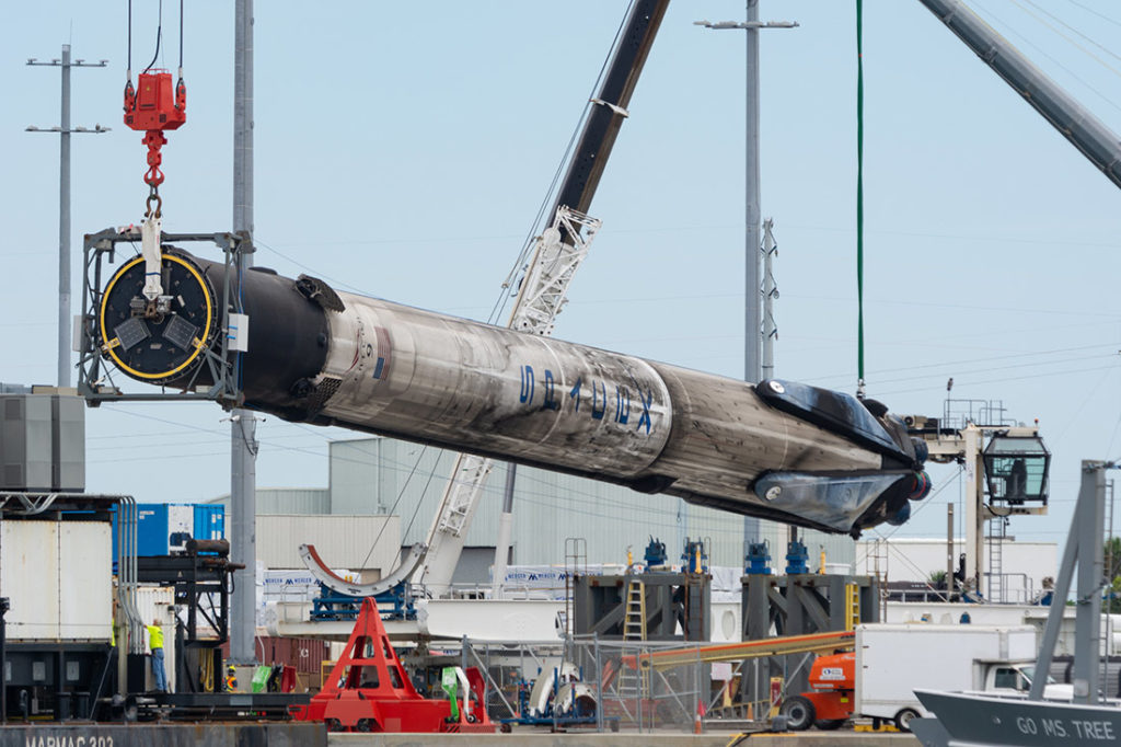Un lanceur Falcon 9 prêt à être rechargé et réutilisé.