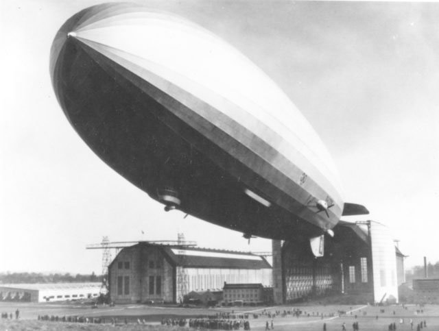 A Hindenburg a hangárjánál fekete-fehérben.