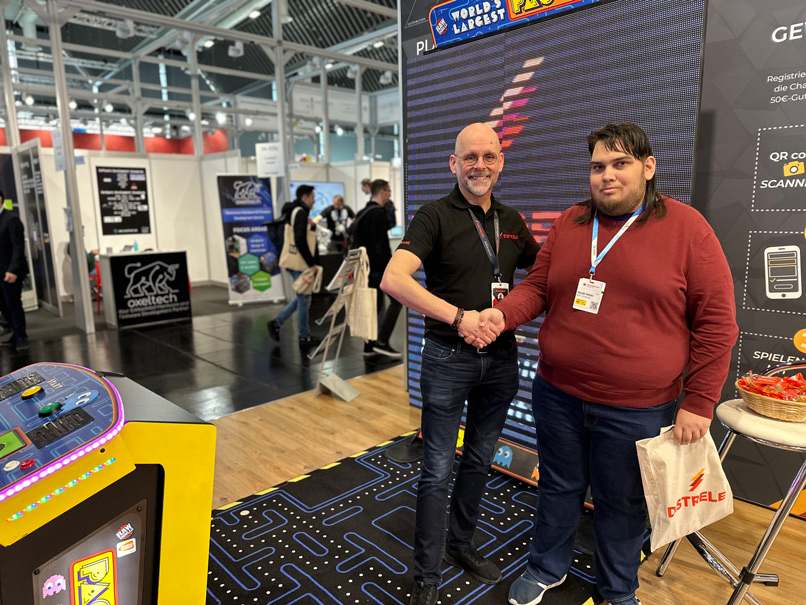 Ad Hazenberg with Amazon voucher winner Florian Vamosi.