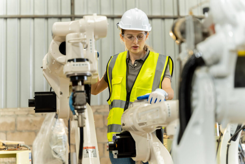 Une travailleuse avec un robot industriel.